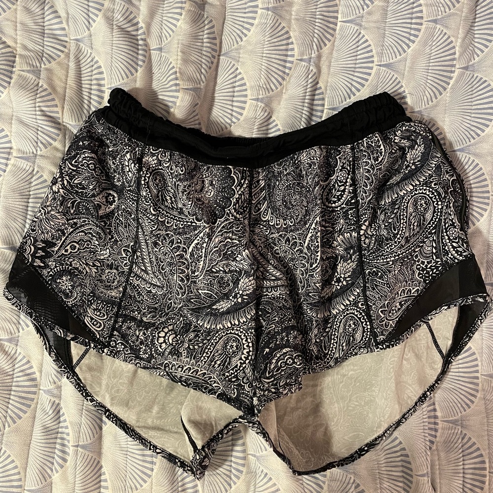 LuLu Lemon 2.5 Hotty Hot shorts